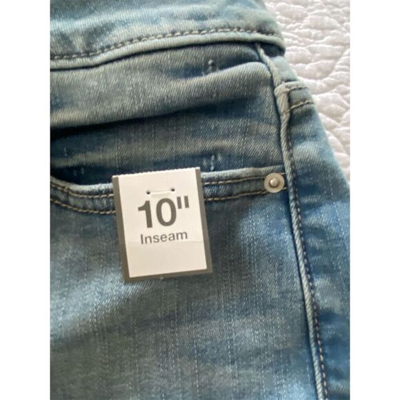 Time and Tru NWT High Rise Button Fly Denim Bermuda Shorts Size 6 - Picture 3 of 13